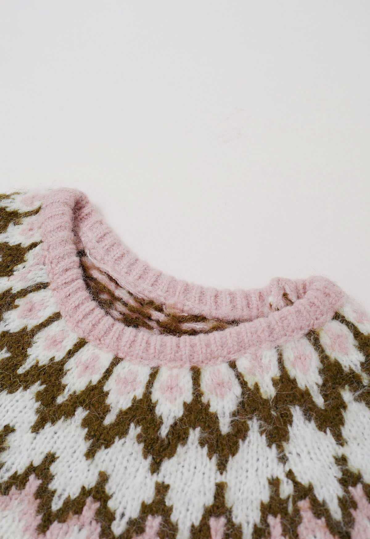 Winter Whimsy – Gerippter Fair-Isle-Strickpullover in Rosa