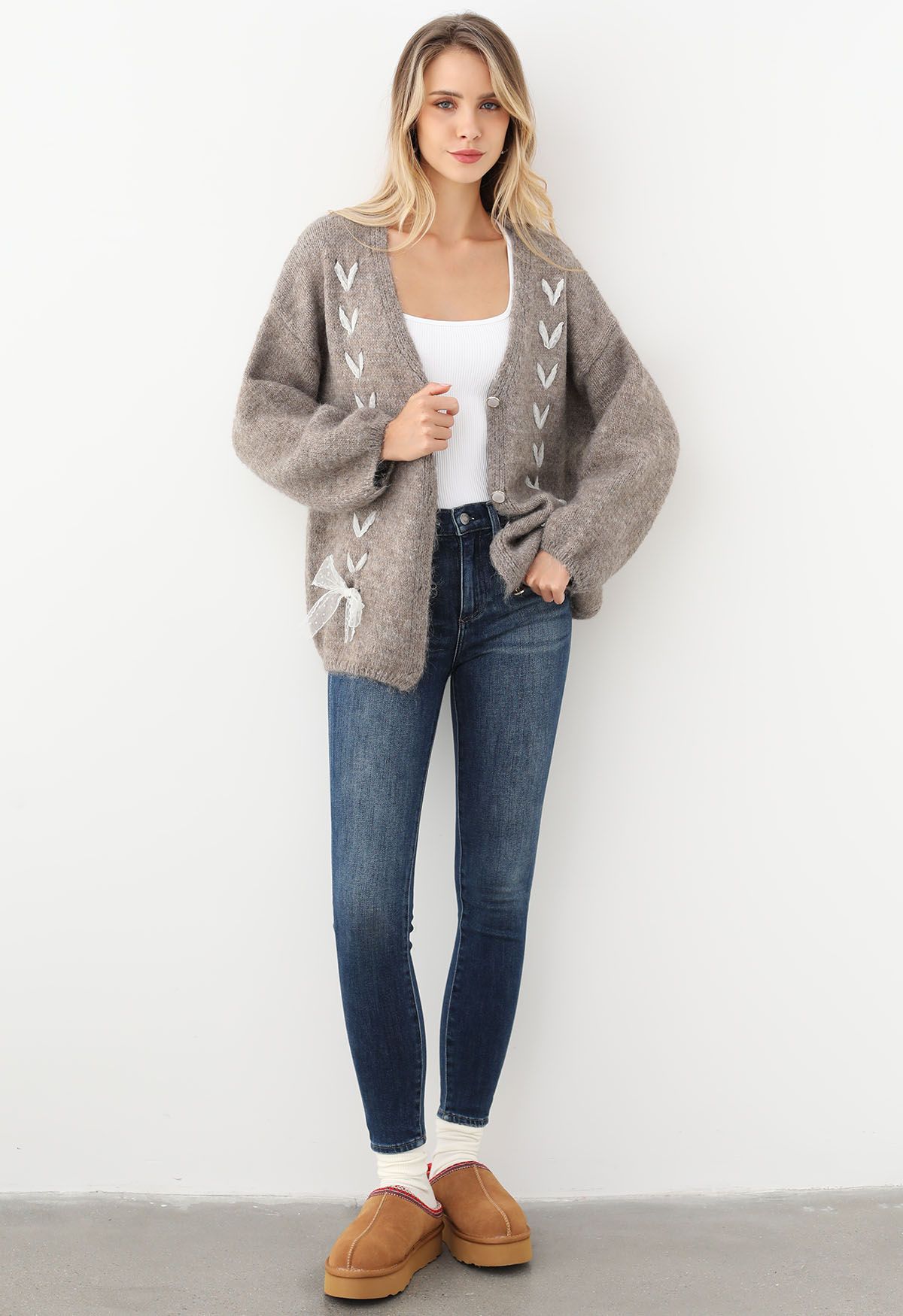 Flauschige Strickjacke mit Spitzenband und Schnürung in Taupe