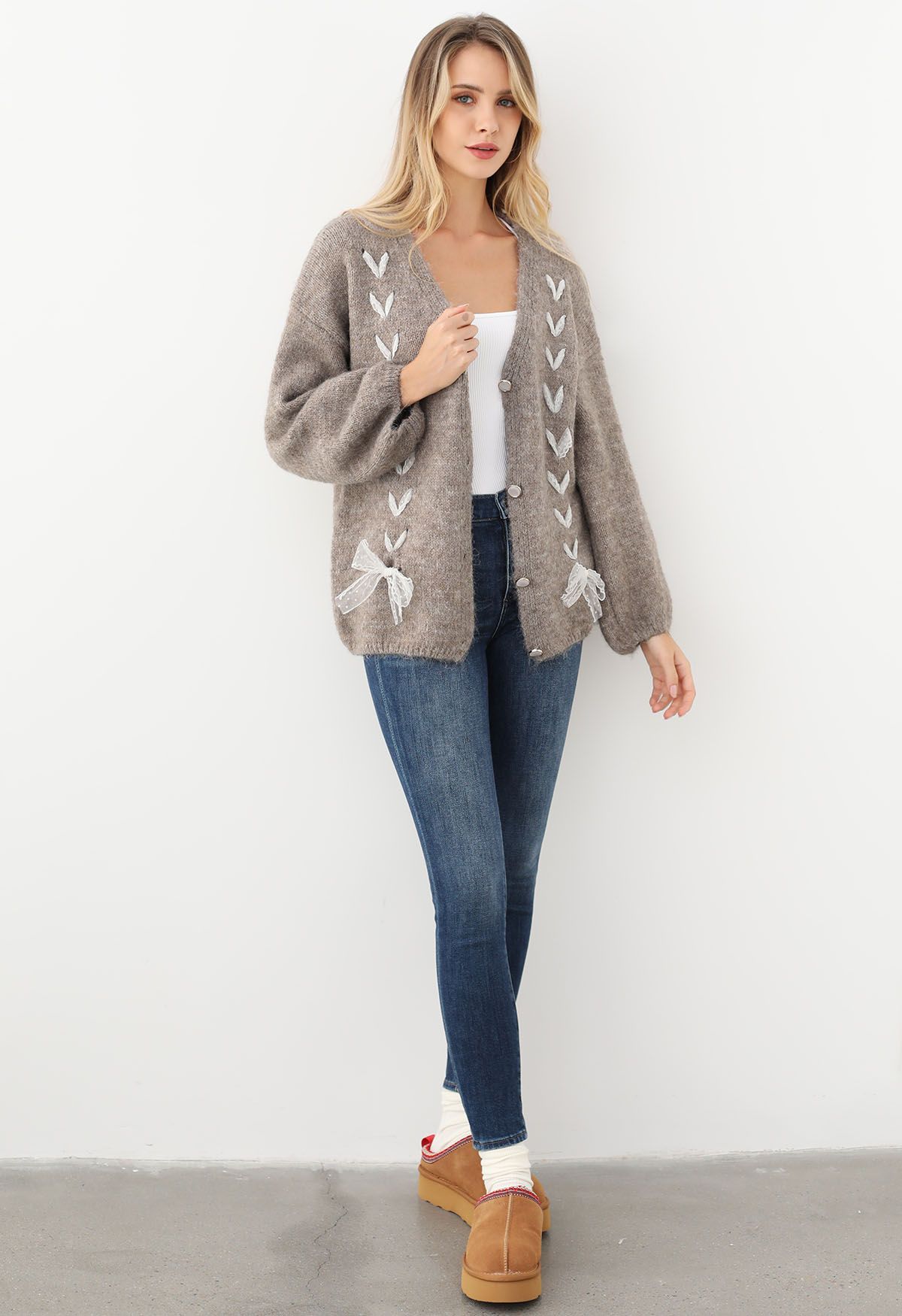 Flauschige Strickjacke mit Spitzenband und Schnürung in Taupe