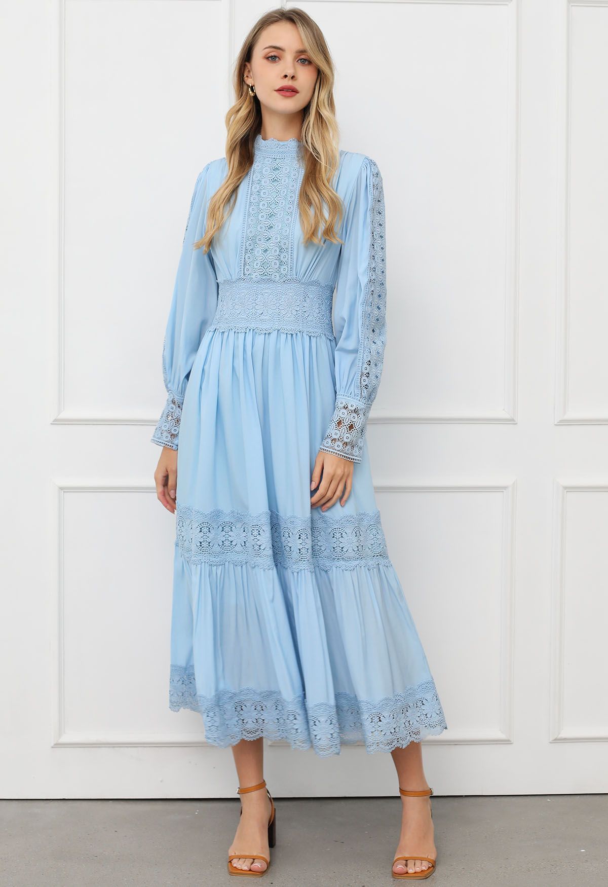 Viktorianisches, elegantes Maxikleid mit Cutwork-Spitze in Babyblau