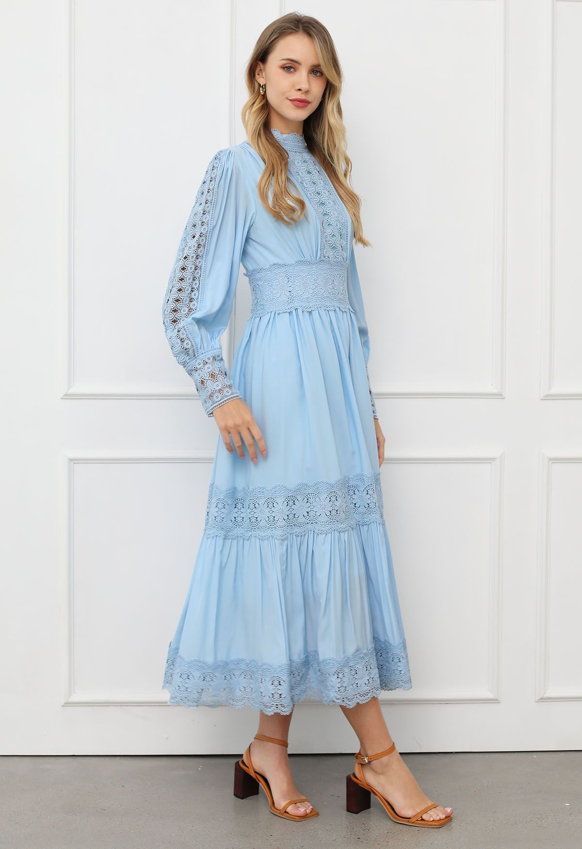 Viktorianisches, elegantes Maxikleid mit Cutwork-Spitze in Babyblau