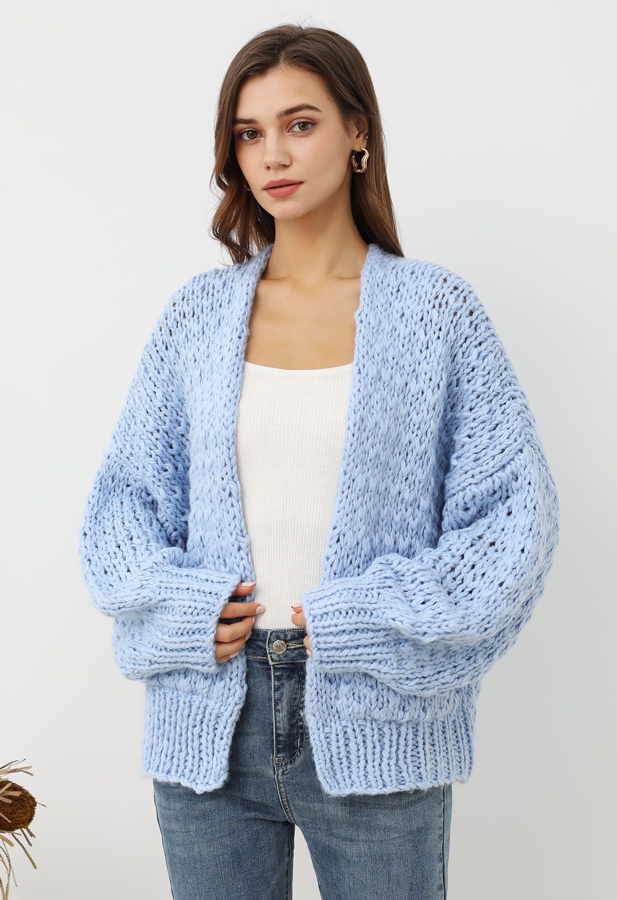 Grob gestrickter Cardigan mit aufgesetzten Taschen und offener Vorderseite in Babyblau