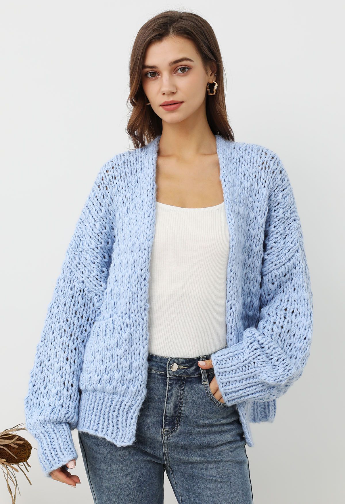 Grob gestrickter Cardigan mit aufgesetzten Taschen und offener Vorderseite in Babyblau