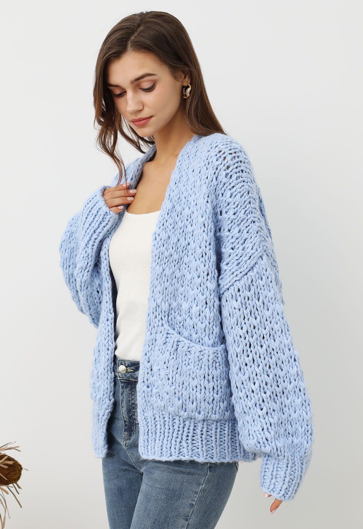 Grob gestrickter Cardigan mit aufgesetzten Taschen und offener Vorderseite in Babyblau