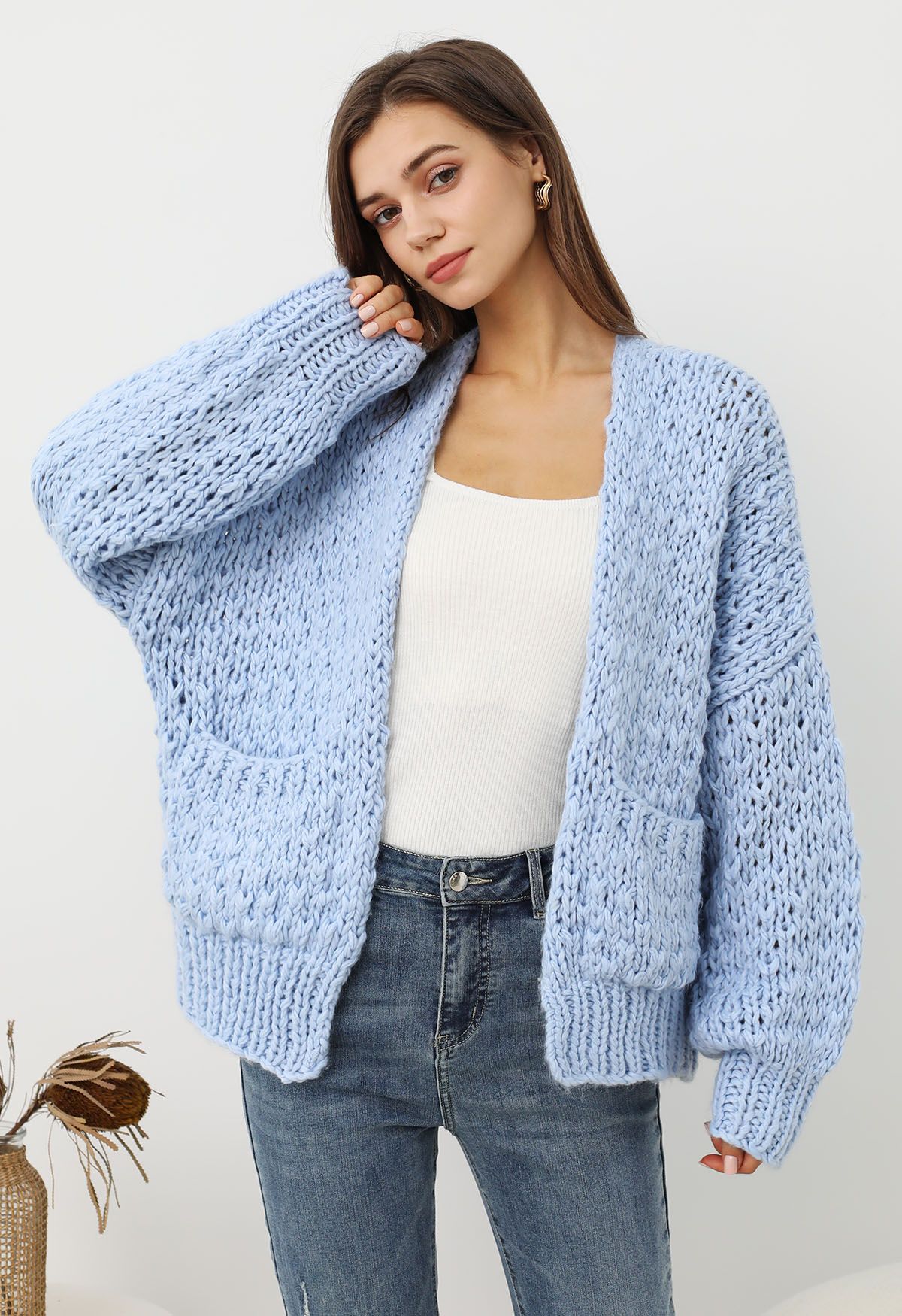 Grob gestrickter Cardigan mit aufgesetzten Taschen und offener Vorderseite in Babyblau