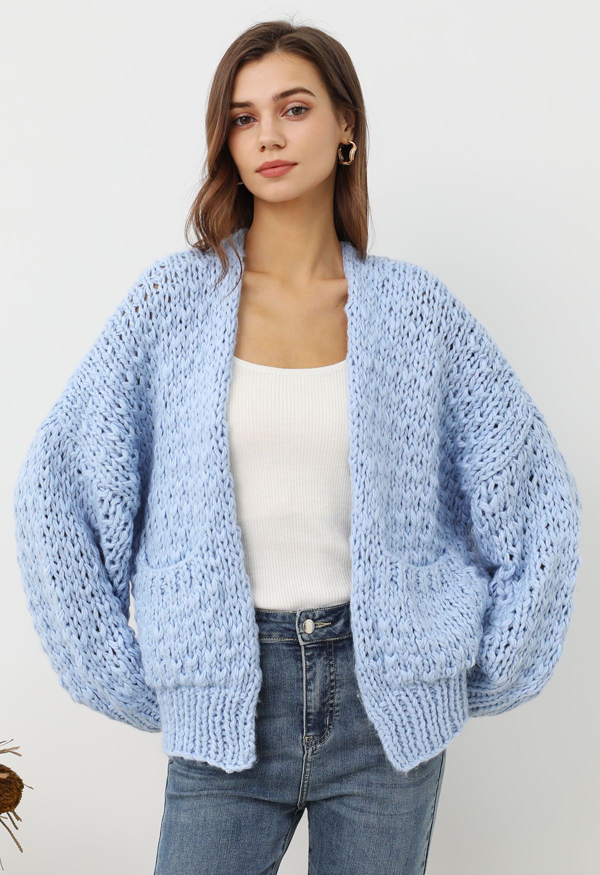 Grob gestrickter Cardigan mit aufgesetzten Taschen und offener Vorderseite in Babyblau