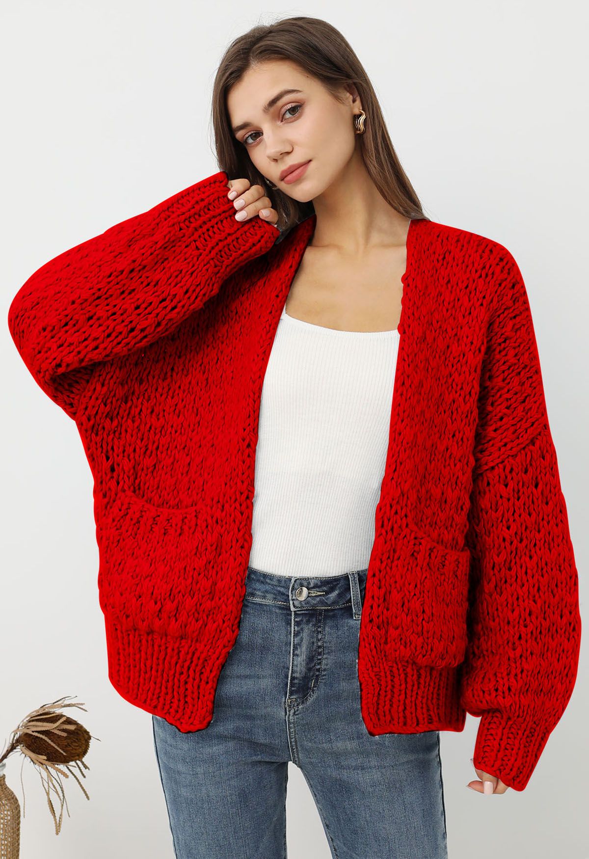 Grob handgestrickte Strickjacke mit aufgesetzten Taschen und offener Vorderseite in Rot