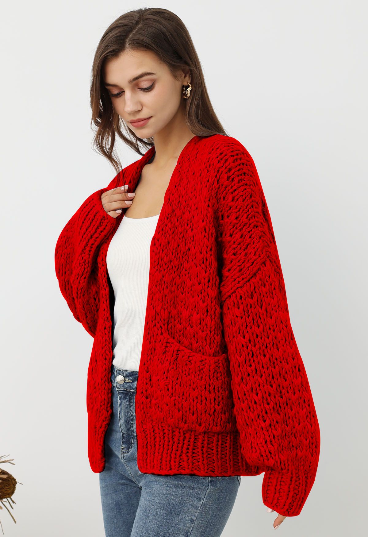 Grob handgestrickte Strickjacke mit aufgesetzten Taschen und offener Vorderseite in Rot