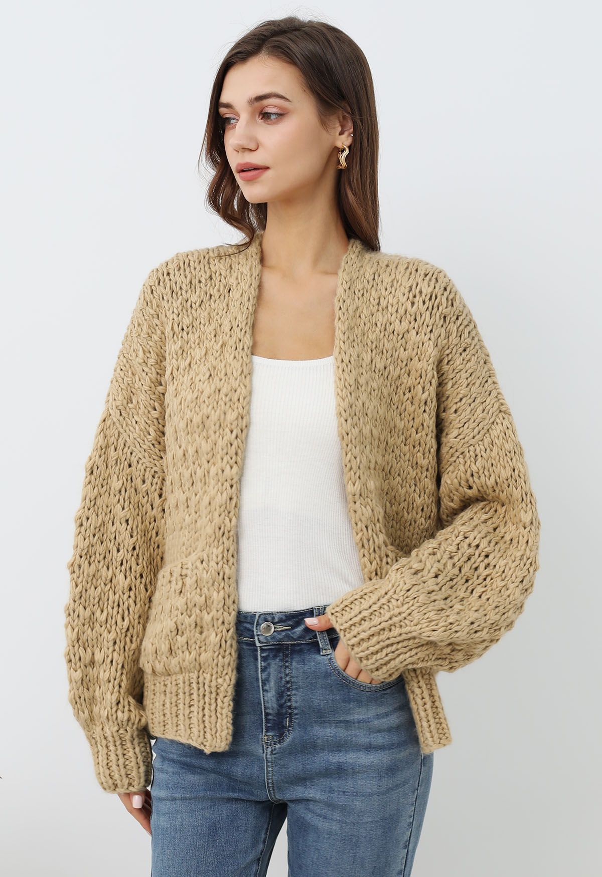 Grob gestrickter Cardigan mit aufgesetzten Taschen und offener Vorderseite in Hellbraun