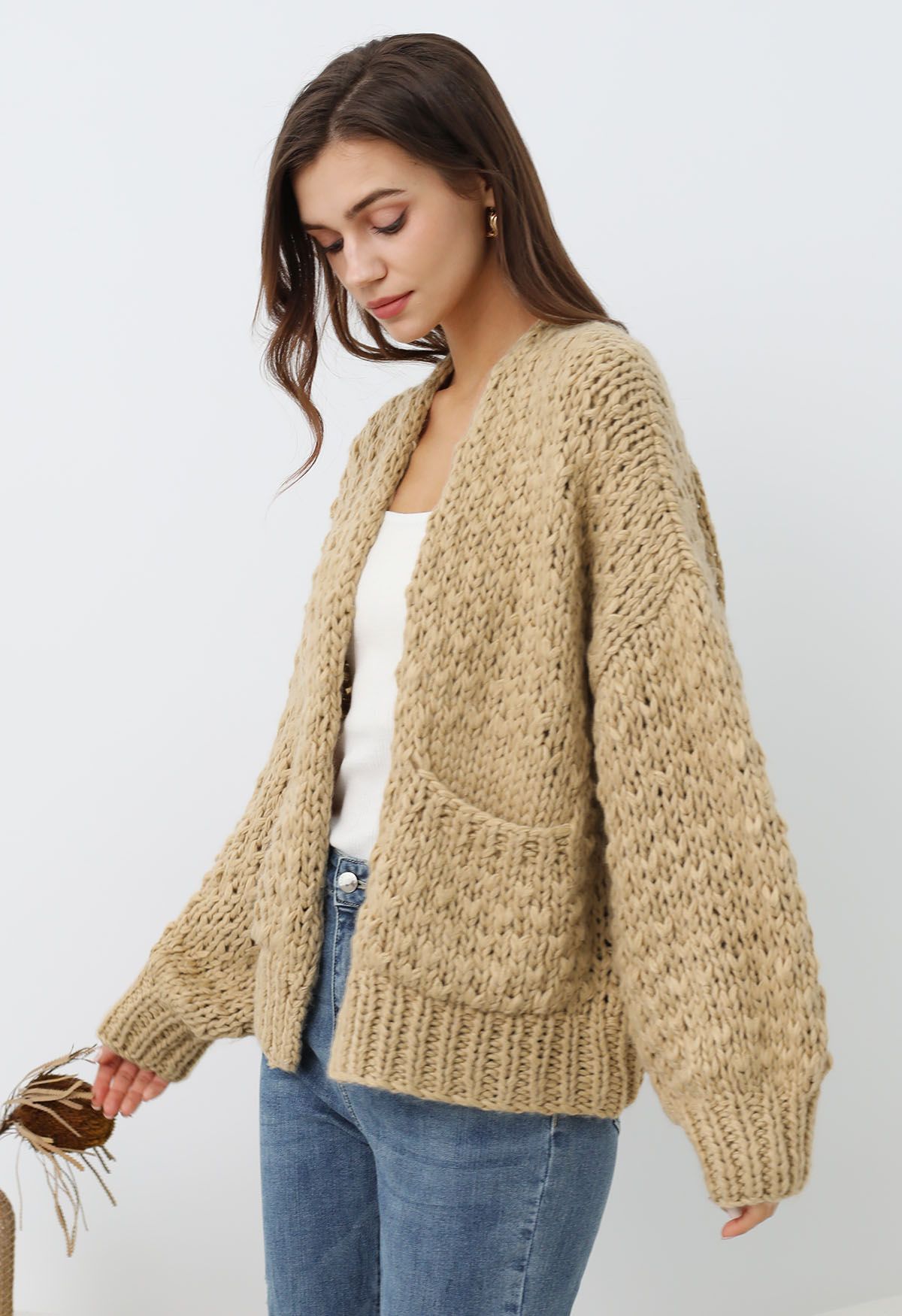 Grob gestrickter Cardigan mit aufgesetzten Taschen und offener Vorderseite in Hellbraun