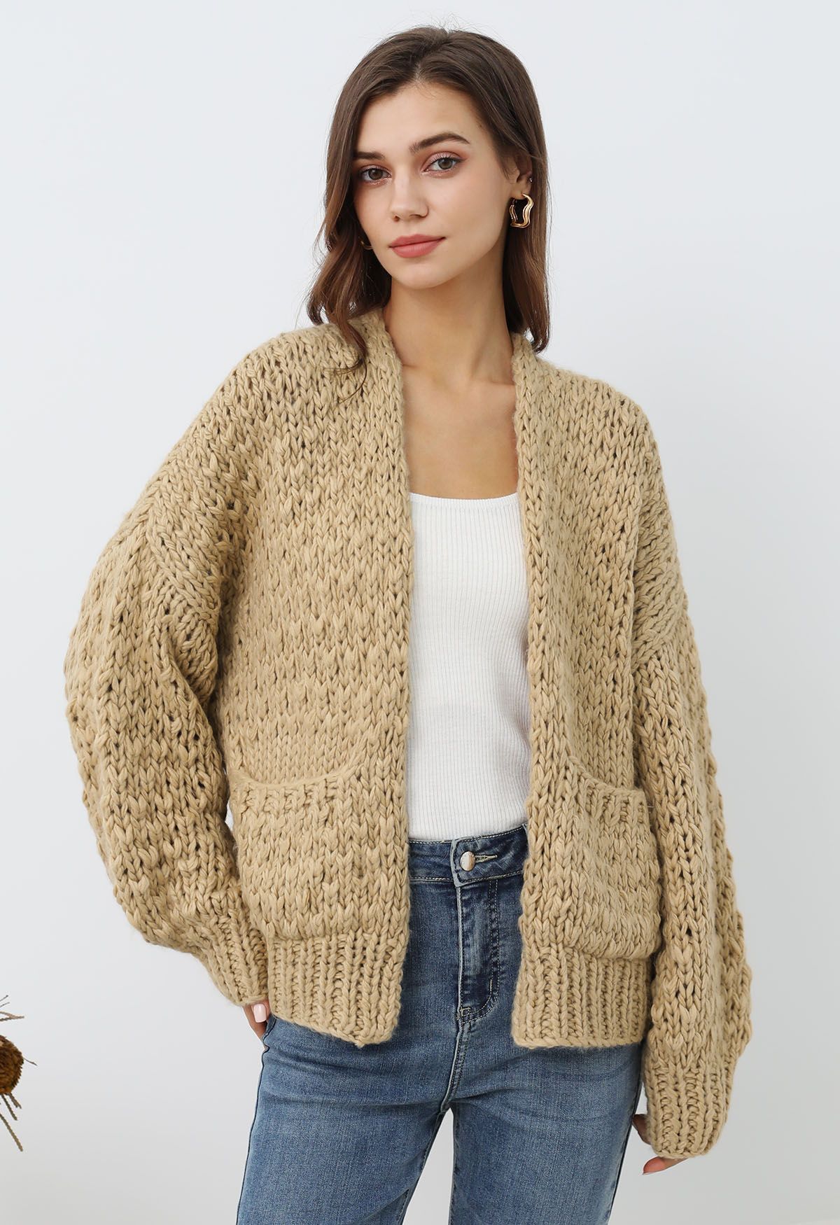 Grob gestrickter Cardigan mit aufgesetzten Taschen und offener Vorderseite in Hellbraun