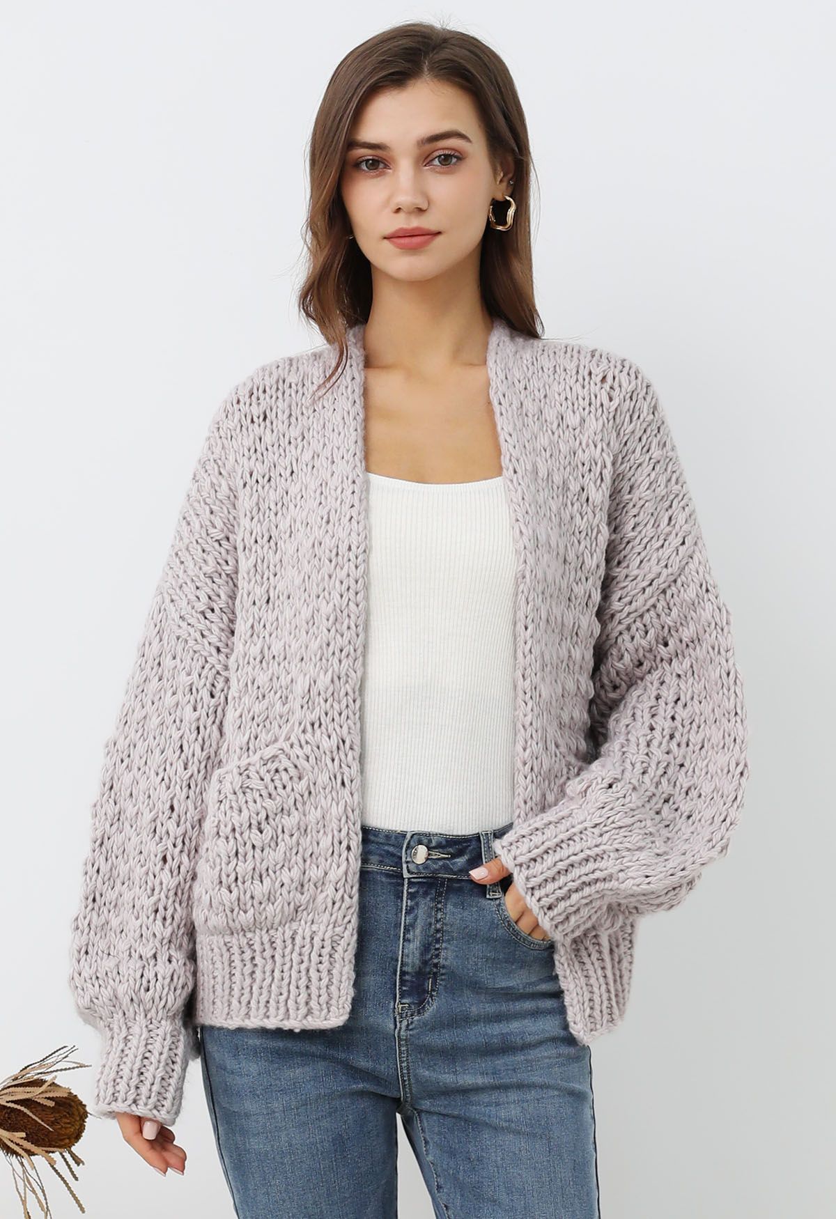 Grob gestrickter Cardigan mit aufgesetzten Taschen und offener Vorderseite in Flieder