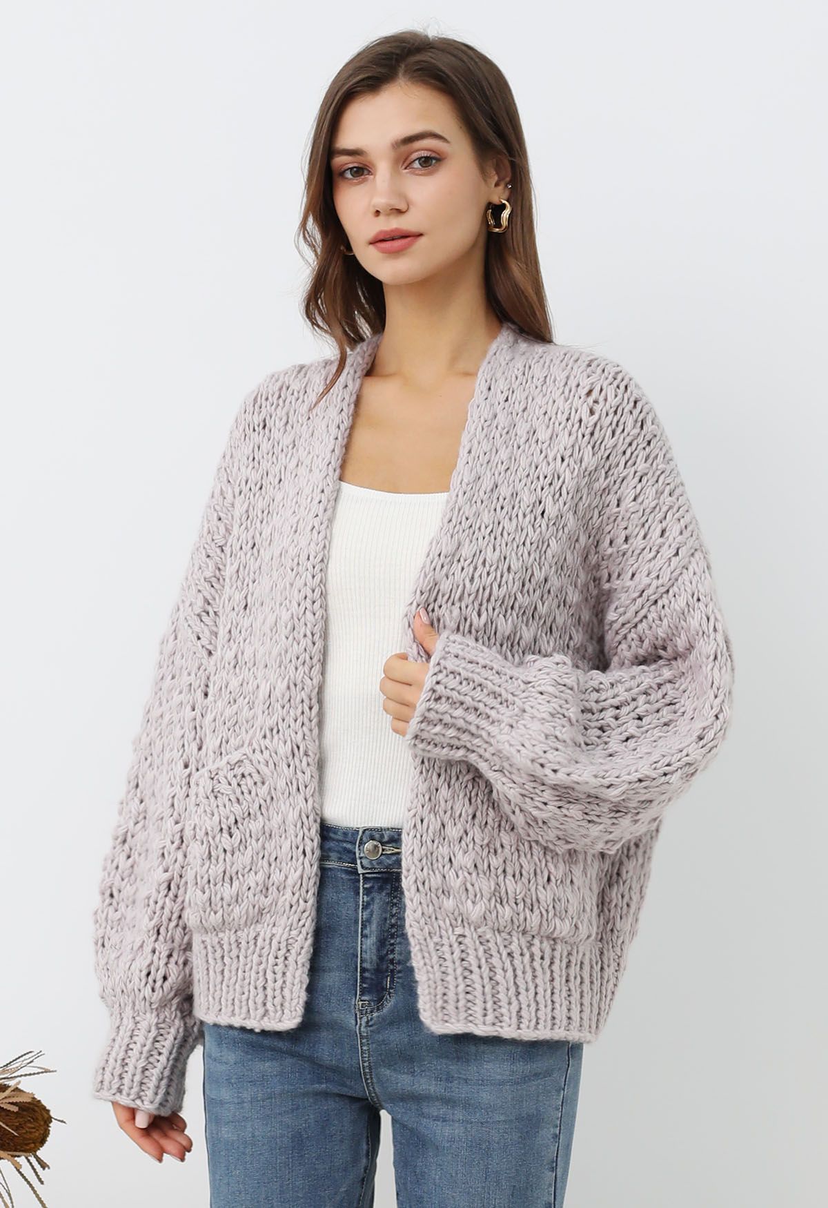 Grob gestrickter Cardigan mit aufgesetzten Taschen und offener Vorderseite in Flieder