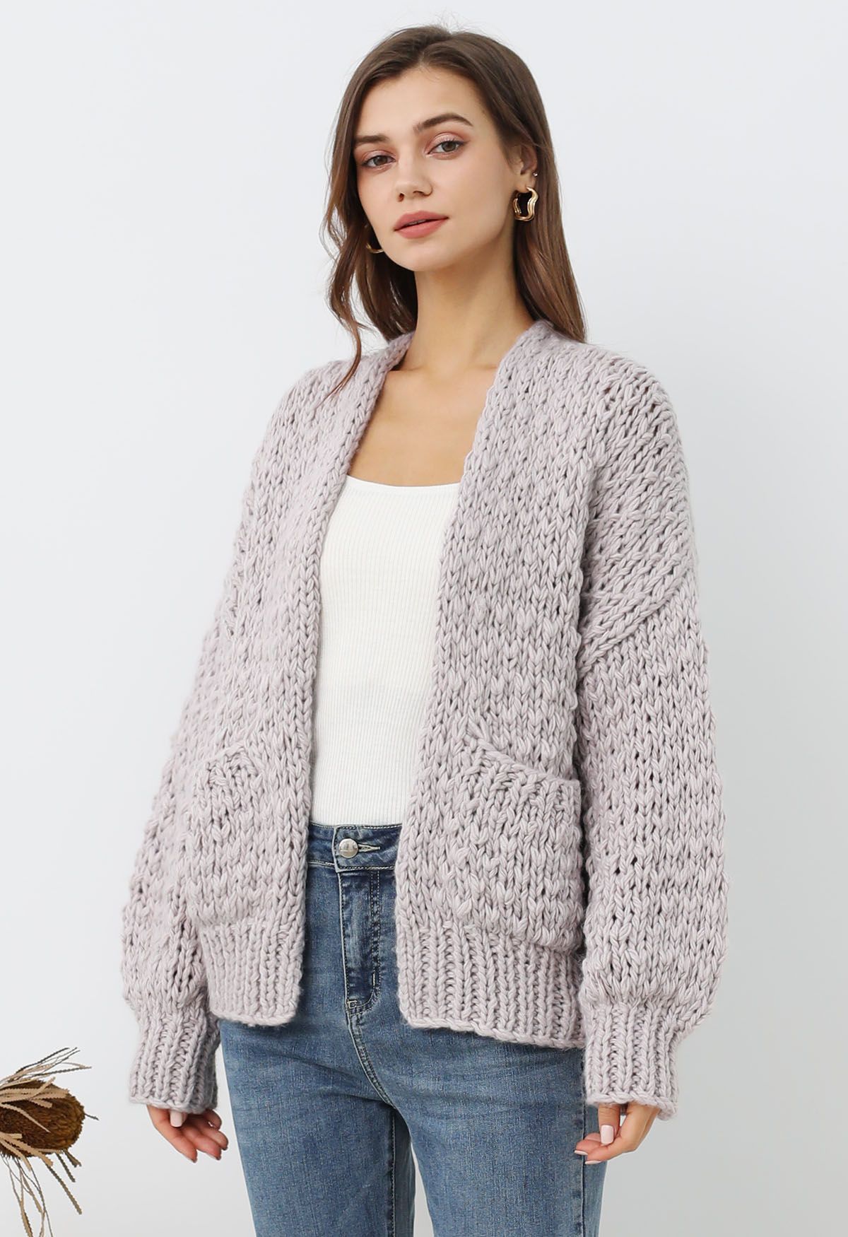 Grob gestrickter Cardigan mit aufgesetzten Taschen und offener Vorderseite in Flieder