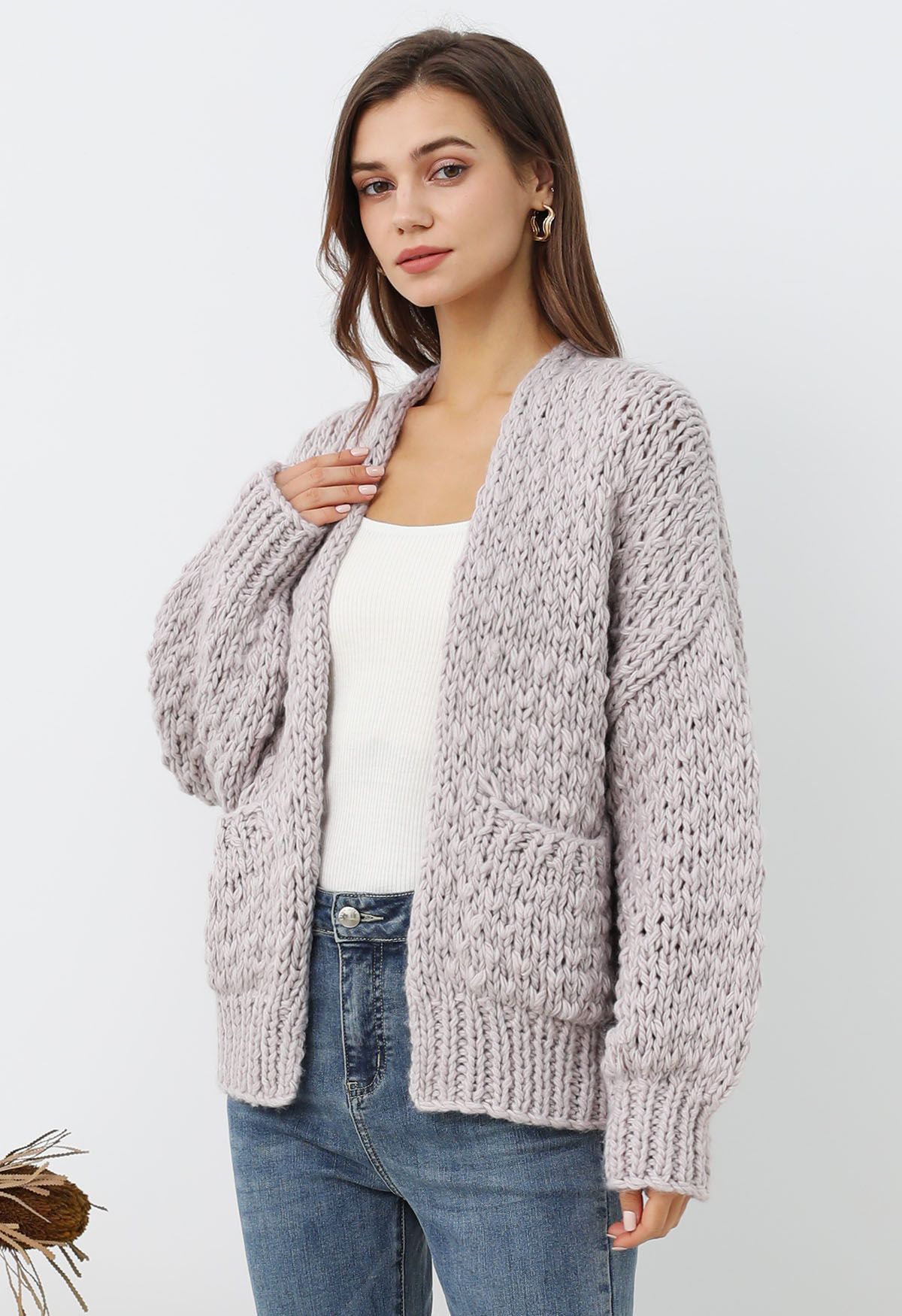 Grob gestrickter Cardigan mit aufgesetzten Taschen und offener Vorderseite in Flieder