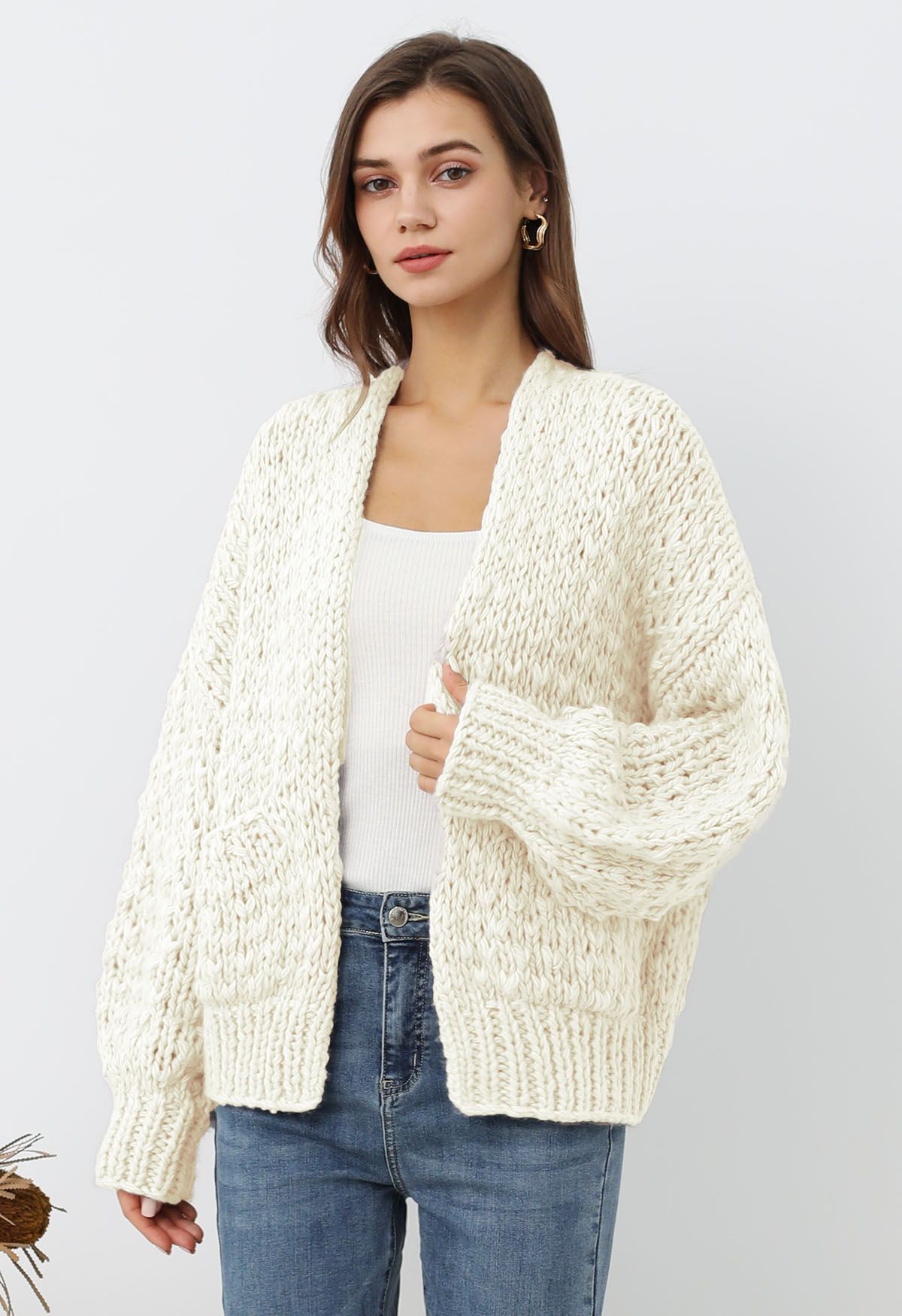 Grober, handgestrickter Cardigan mit aufgesetzten Taschen und offener Vorderseite in Weiß