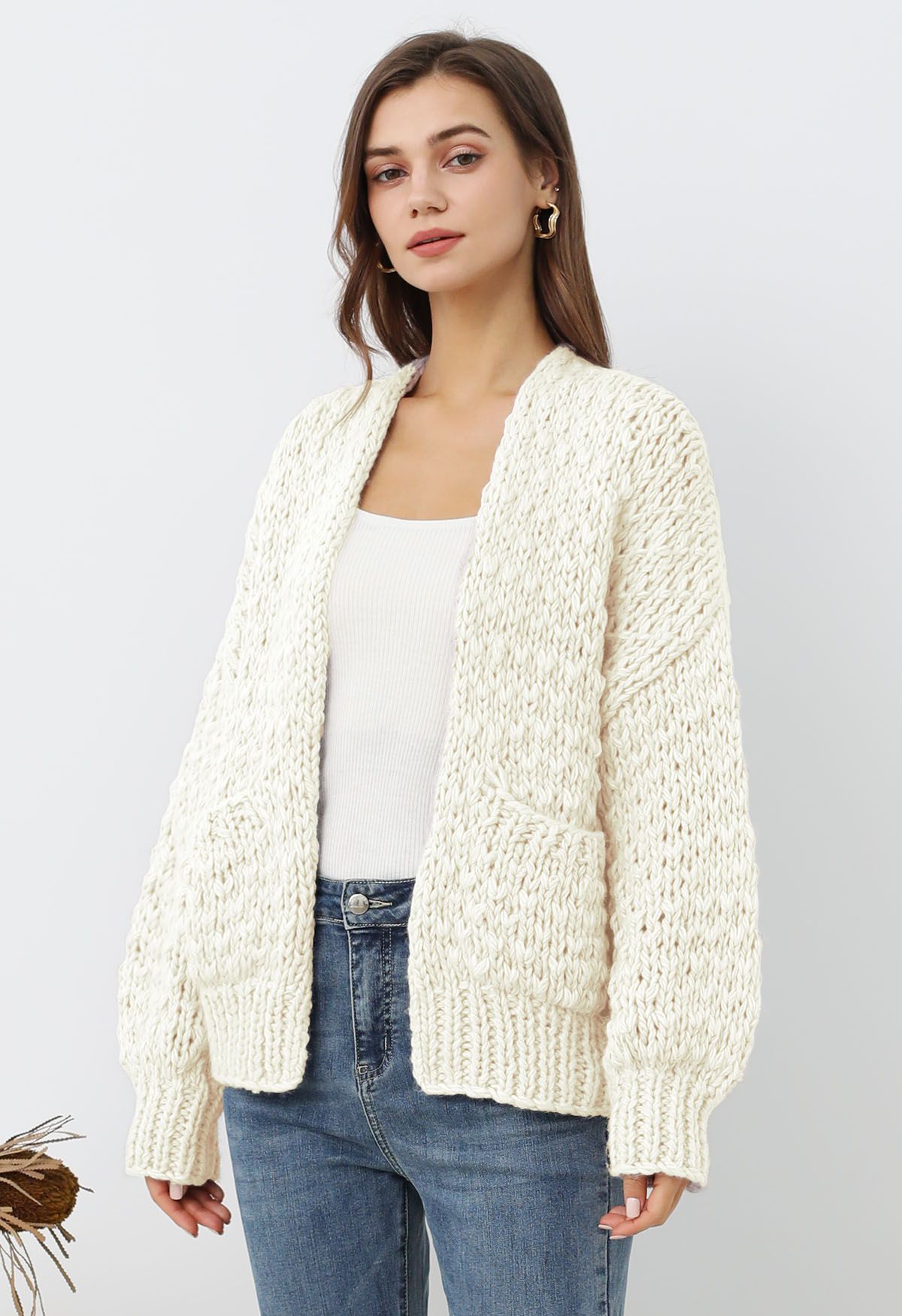 Grober, handgestrickter Cardigan mit aufgesetzten Taschen und offener Vorderseite in Weiß