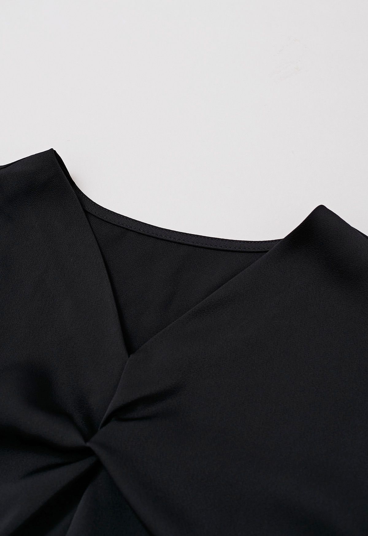 Satin-Top mit V-Ausschnitt, gedrehtem Detail und Schleife in Schwarz