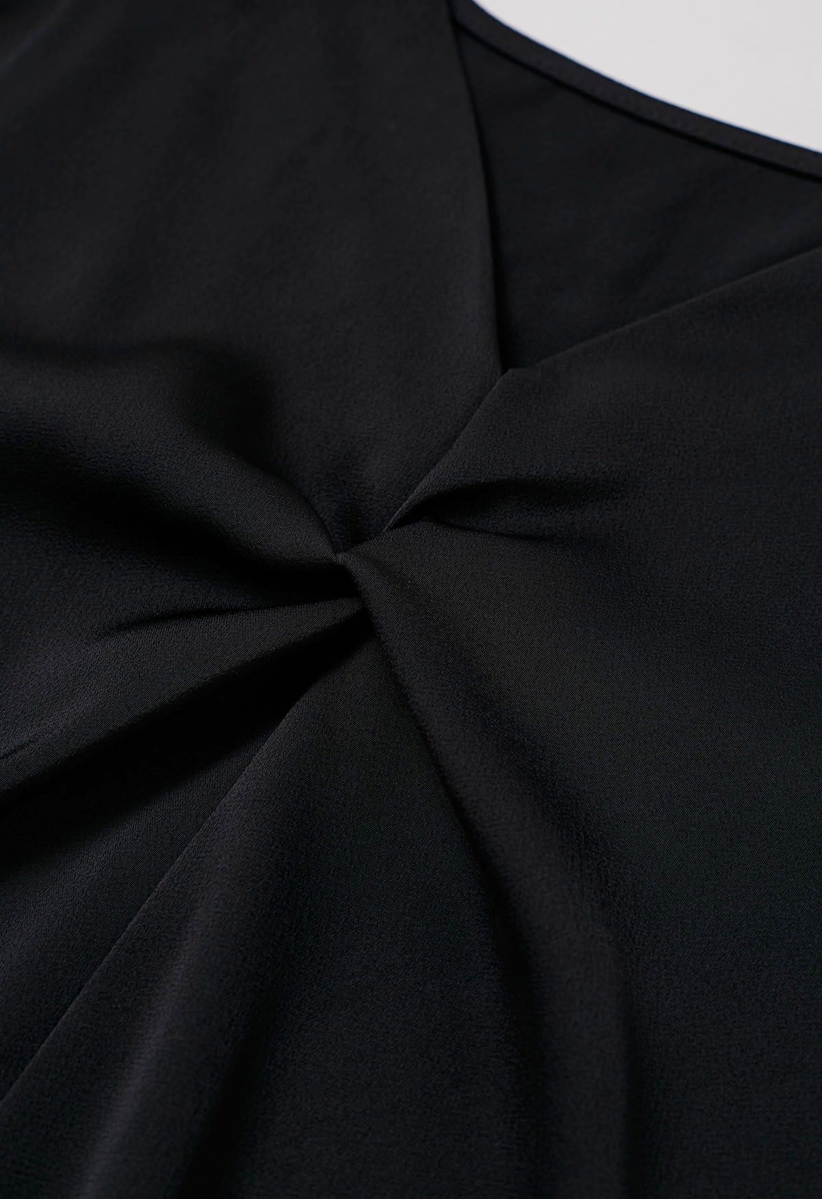 Satin-Top mit V-Ausschnitt, gedrehtem Detail und Schleife in Schwarz