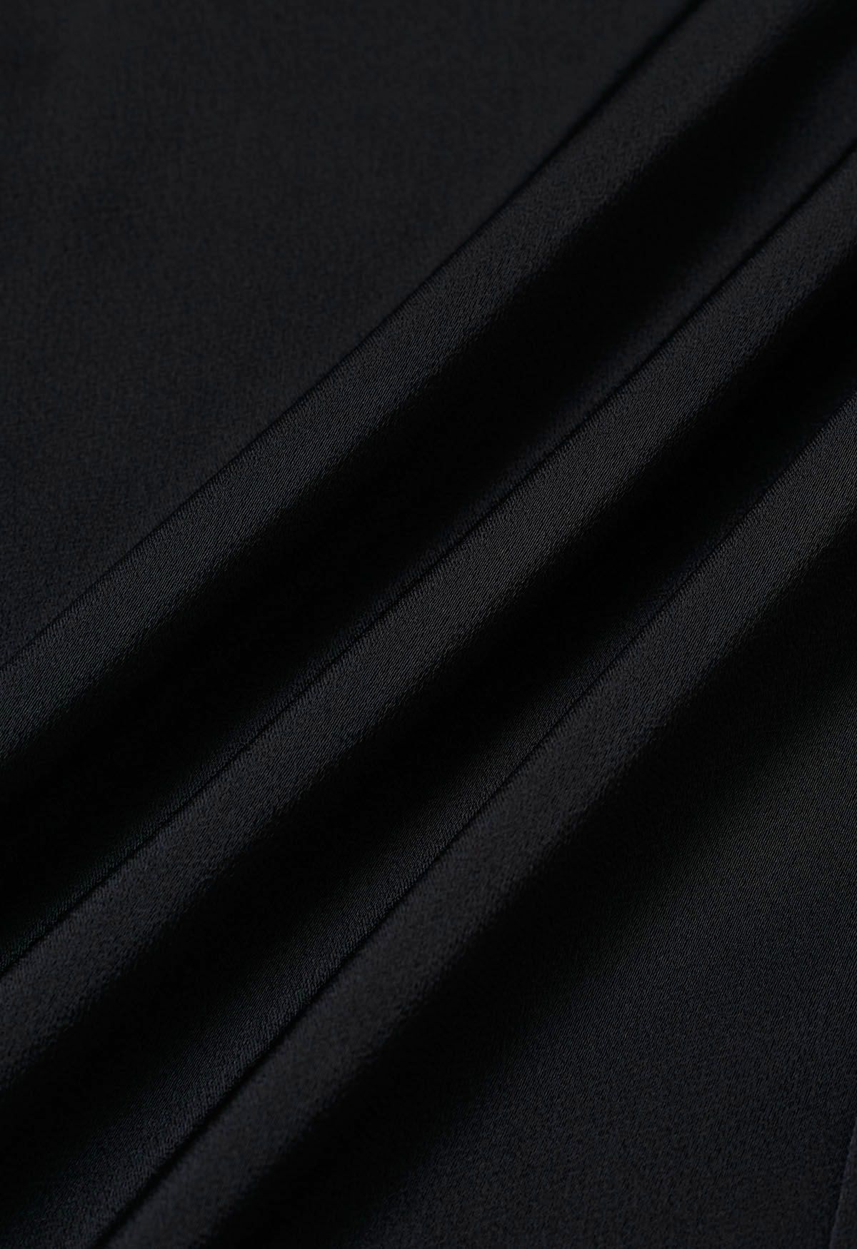 Satin-Top mit V-Ausschnitt, gedrehtem Detail und Schleife in Schwarz