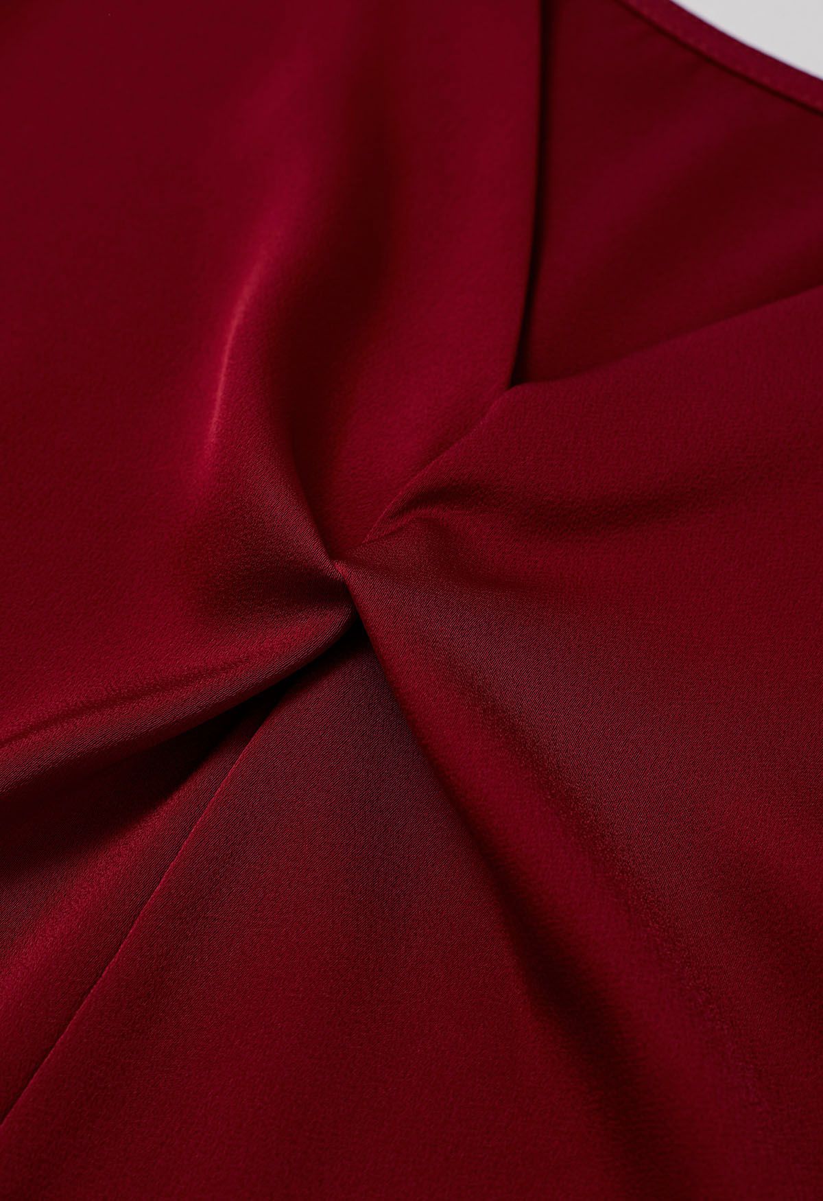 Satin-Top mit V-Ausschnitt, gedrehtem Detail und Schleife in Rot