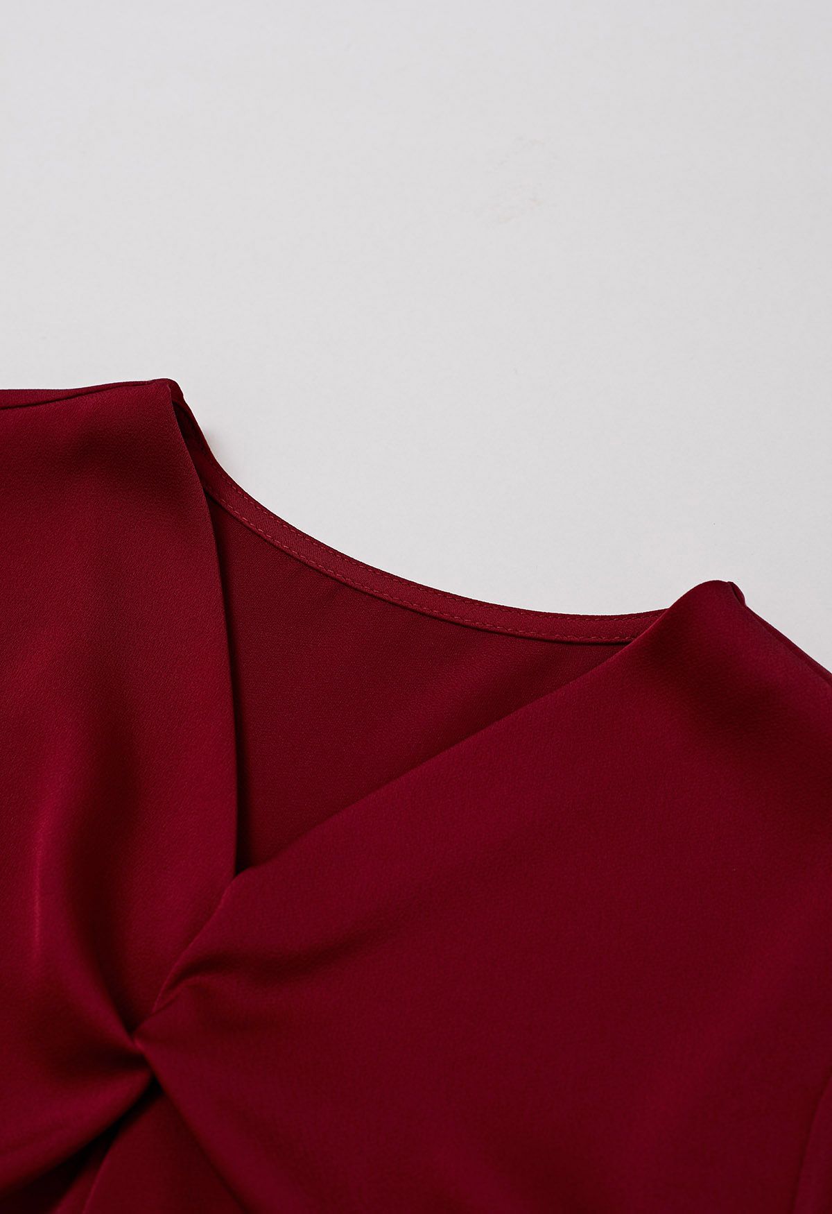 Satin-Top mit V-Ausschnitt, gedrehtem Detail und Schleife in Rot