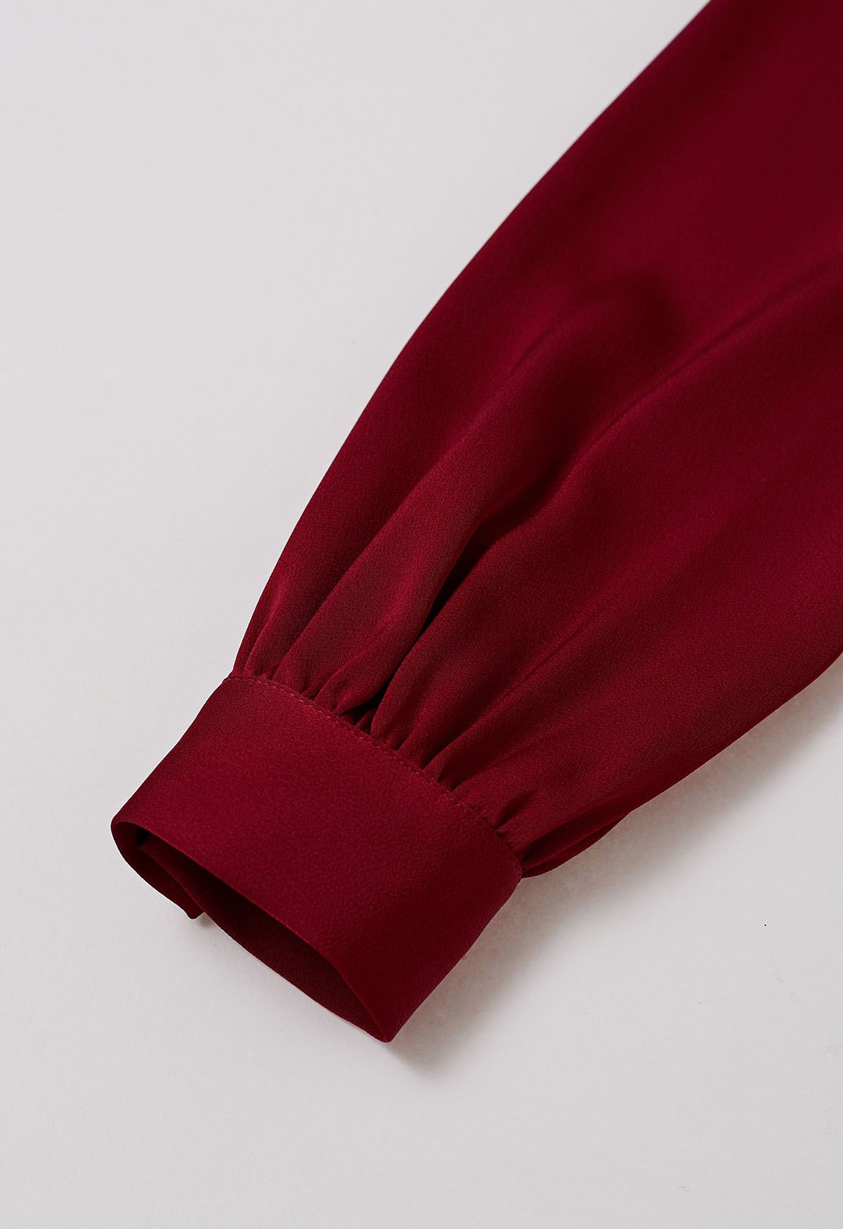 Satin-Top mit V-Ausschnitt, gedrehtem Detail und Schleife in Rot