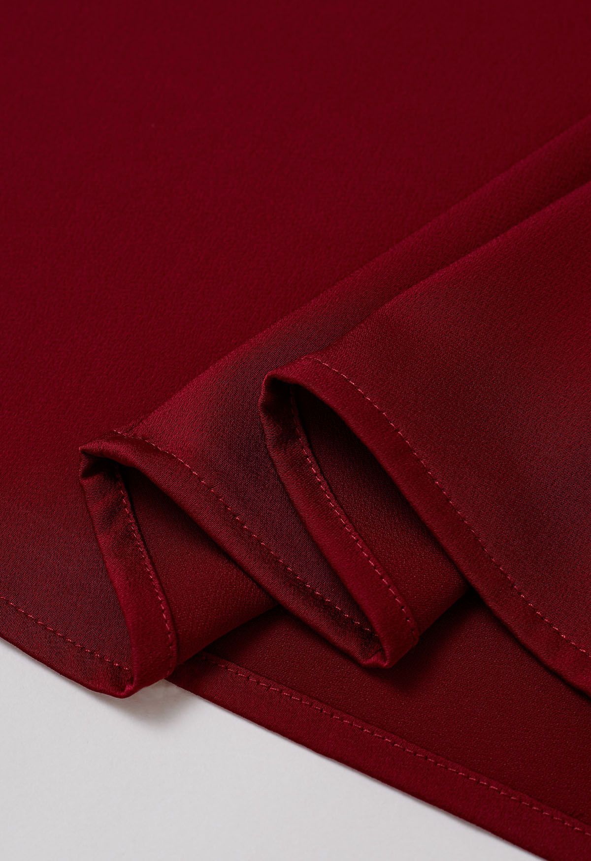 Satin-Top mit V-Ausschnitt, gedrehtem Detail und Schleife in Rot