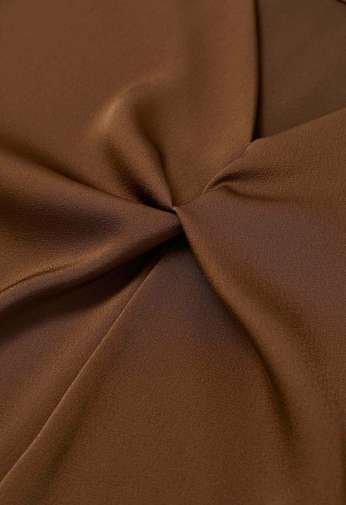 Satin-Top mit V-Ausschnitt, gedrehtem Detail und Schleife in Braun