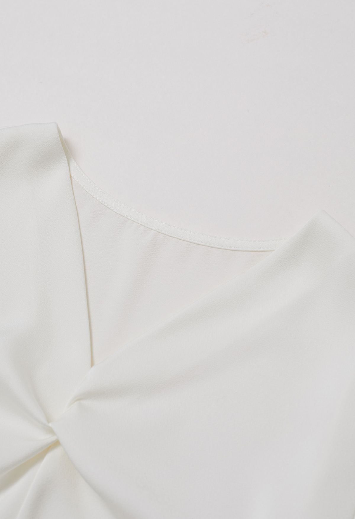 Satin-Top mit V-Ausschnitt, gedrehtem Detail und Schleife in Creme