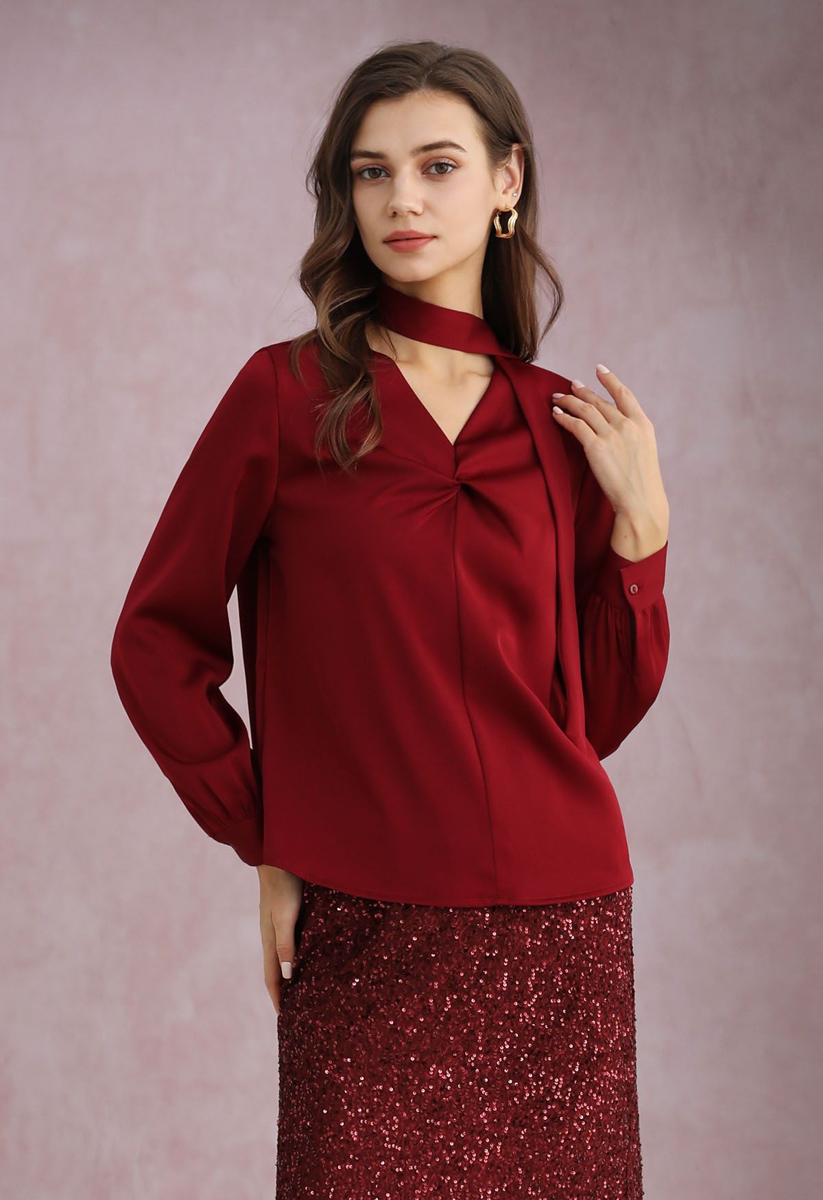 Satin-Top mit V-Ausschnitt, gedrehtem Detail und Schleife in Rot