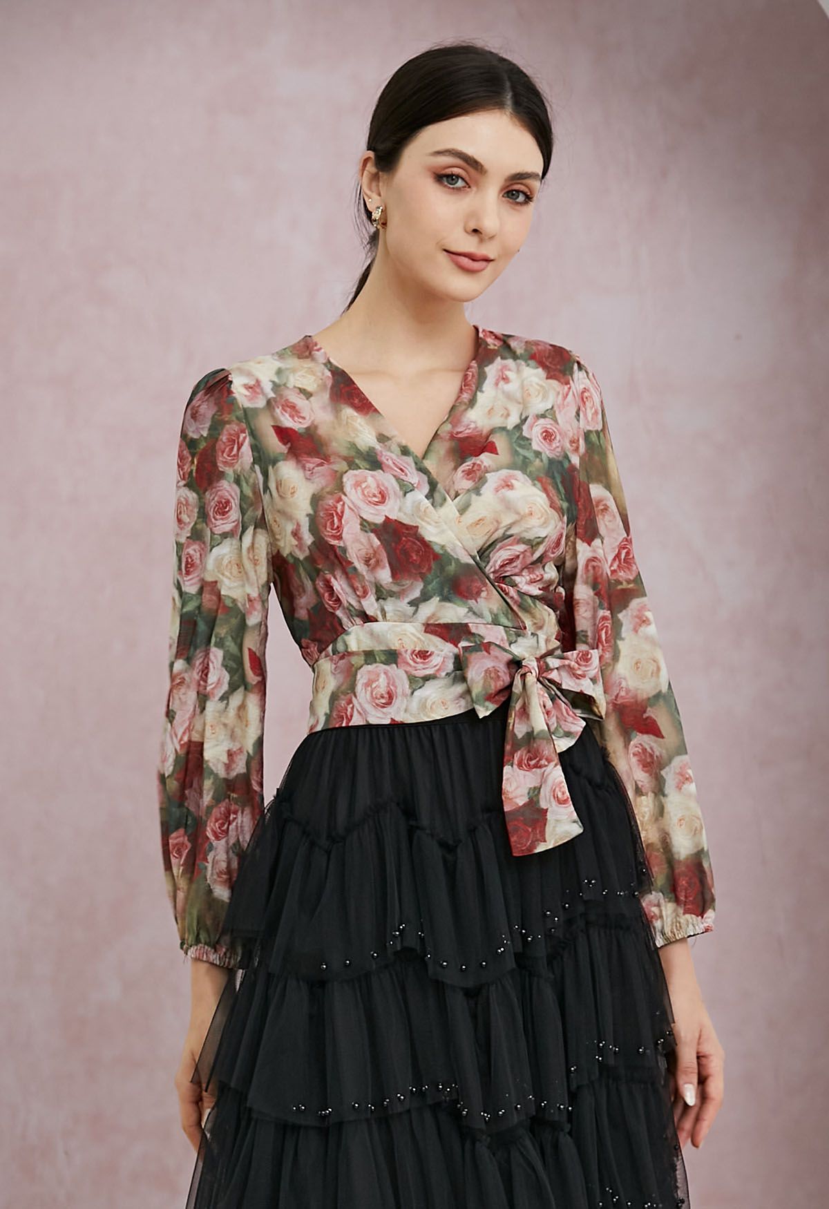 Romantisches Wickeltop mit Bindegürtel und Rosen-Print