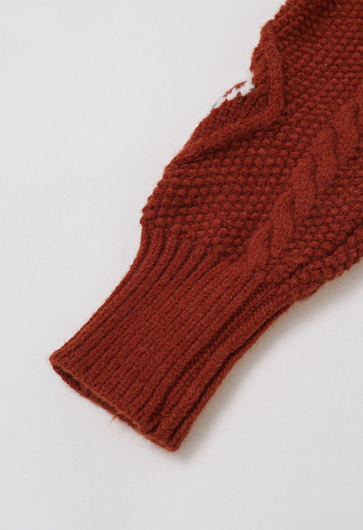 Festlicher Strickpullover mit geometrischem Zopfmuster in Rot