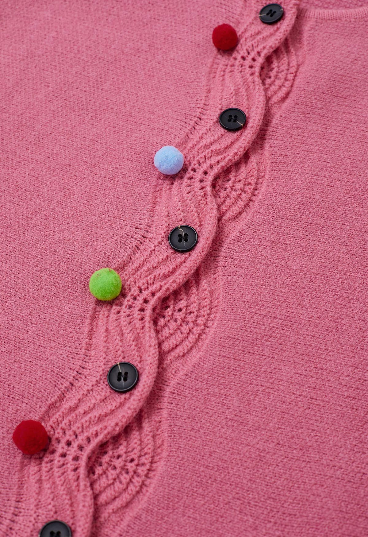 Farbenfrohe, gewellte Strickjacke mit aufgesetzten Taschen und Pom-Pom-Knöpfen in Pink