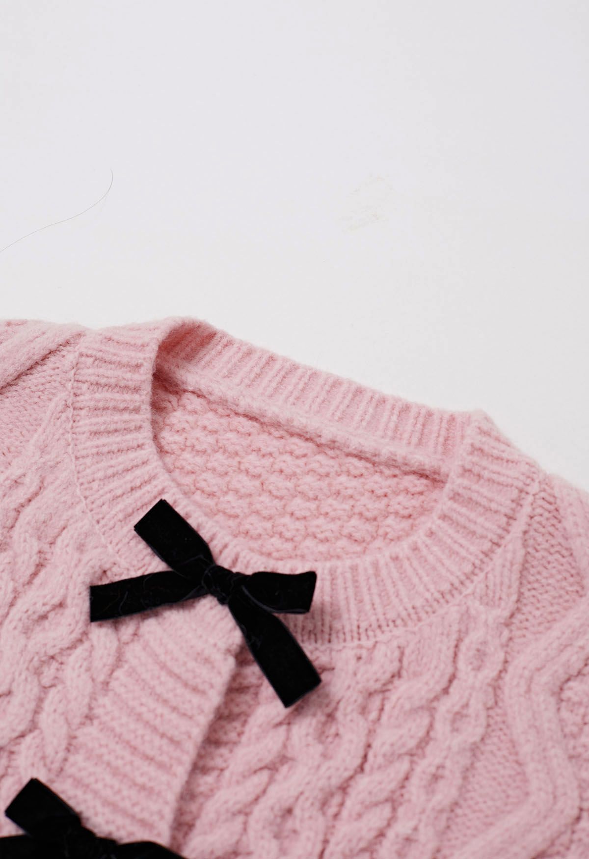 Strickjacke mit geflochtener Schleife und Druckknopf in Rosa