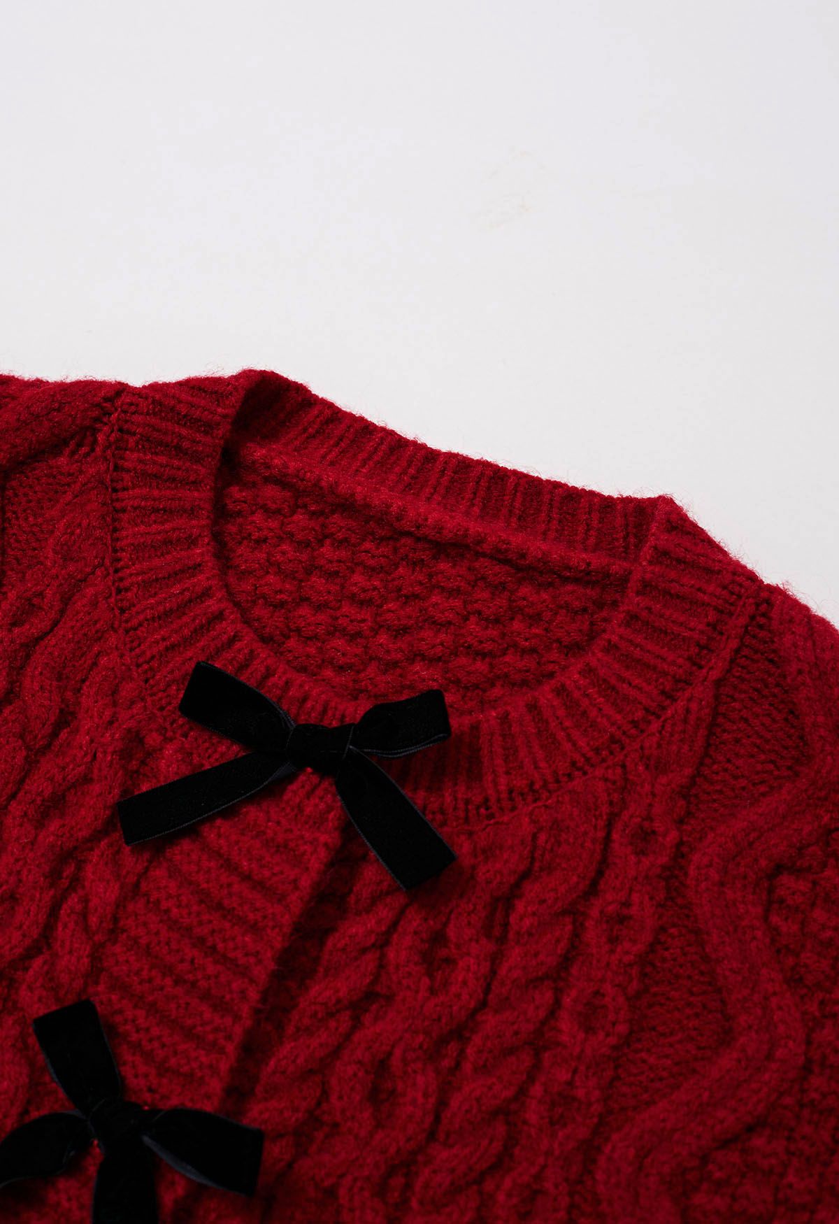 Strickjacke mit geflochtener Schleife und Druckknopf in Rot