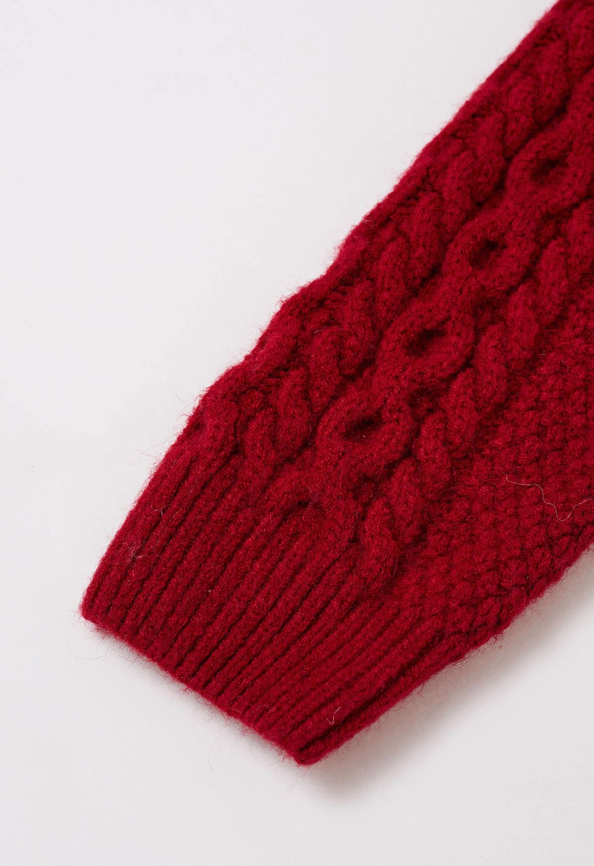 Strickjacke mit geflochtener Schleife und Druckknopf in Rot