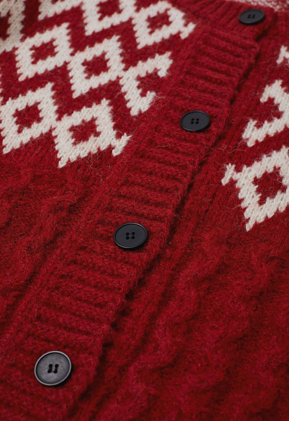 Festlicher geometrischer Cardigan mit Knopfleiste in Rot