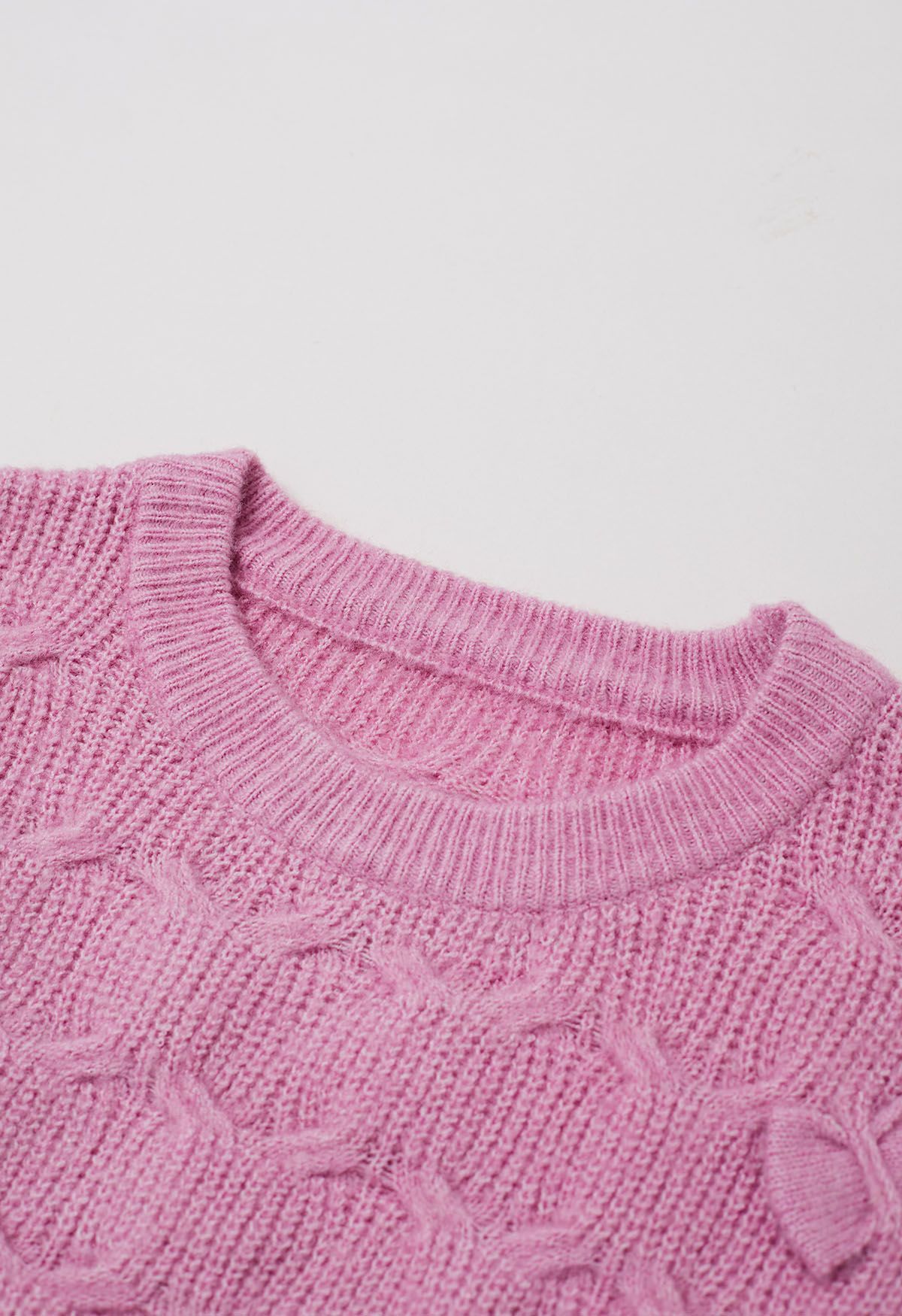 Verspielter Strickpullover mit geometrischer Schleife in Rosa