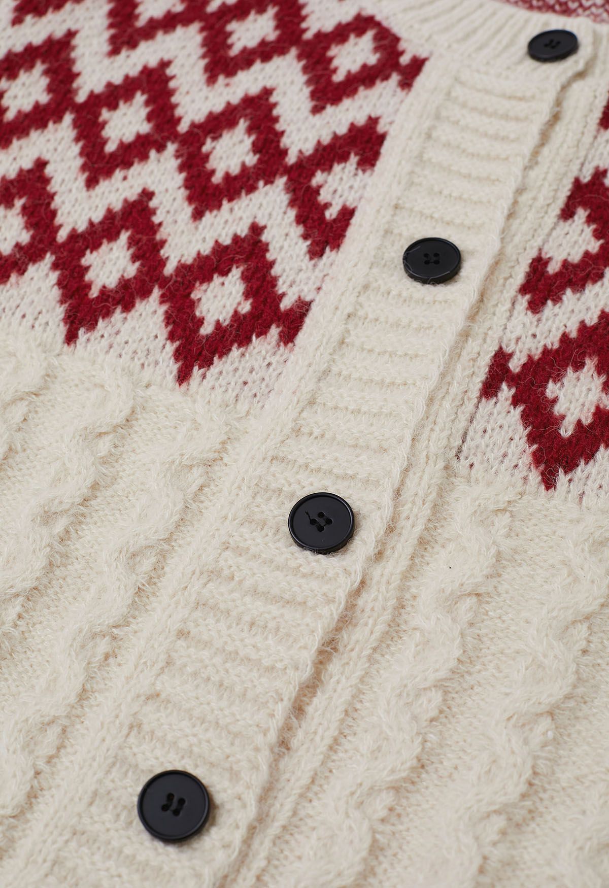 Festlicher geometrischer Cardigan mit Knopfleiste in Creme