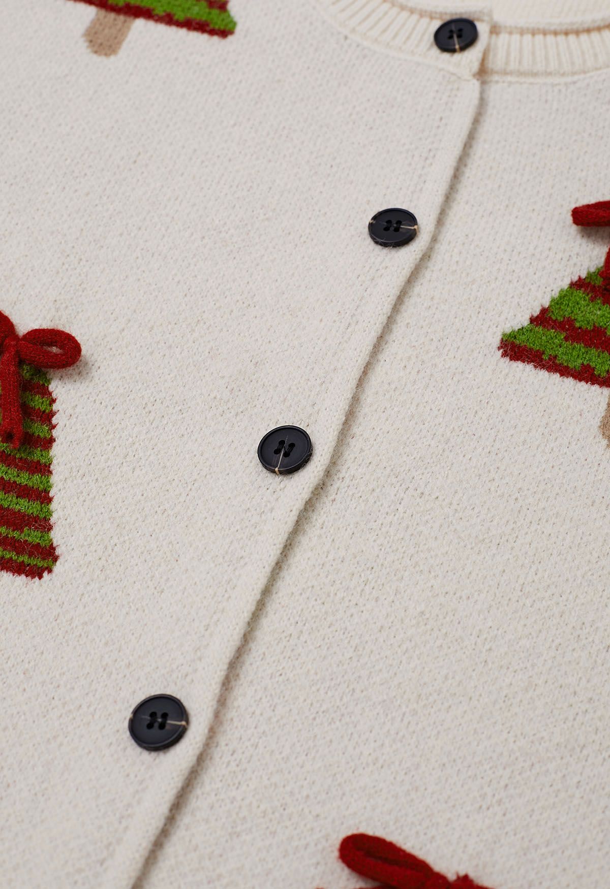 Süße Strickjacke mit 3D-Schleife und Weihnachtsbaum-Knöpfen in Weiß