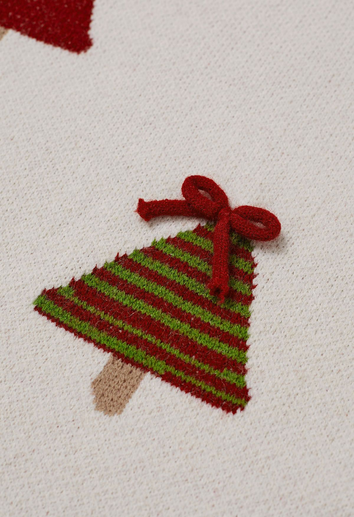 Süße Strickjacke mit 3D-Schleife und Weihnachtsbaum-Knöpfen in Weiß