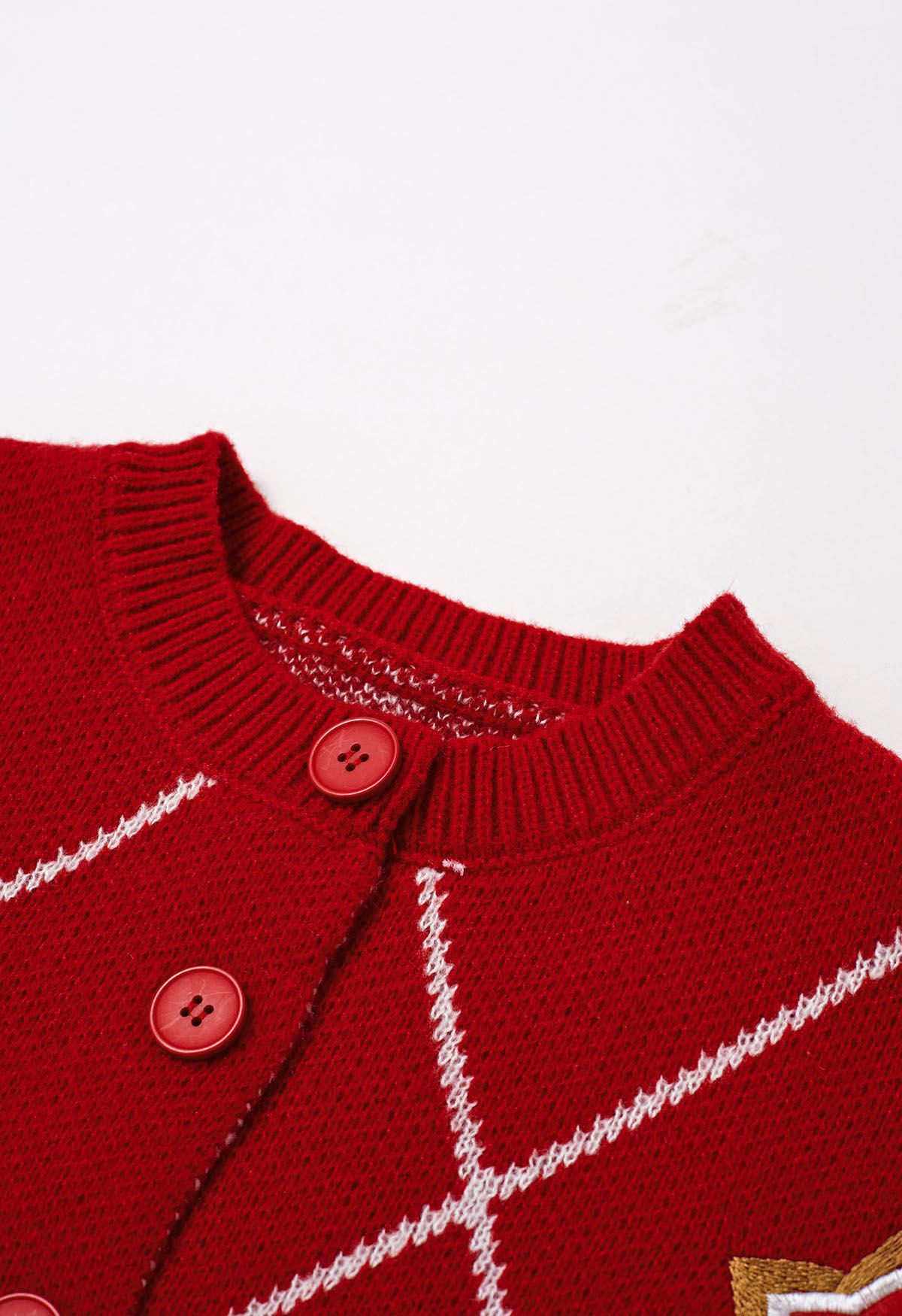 Cheer – Weihnachts-Strickjacke mit Lebkuchenknöpfen in Rot