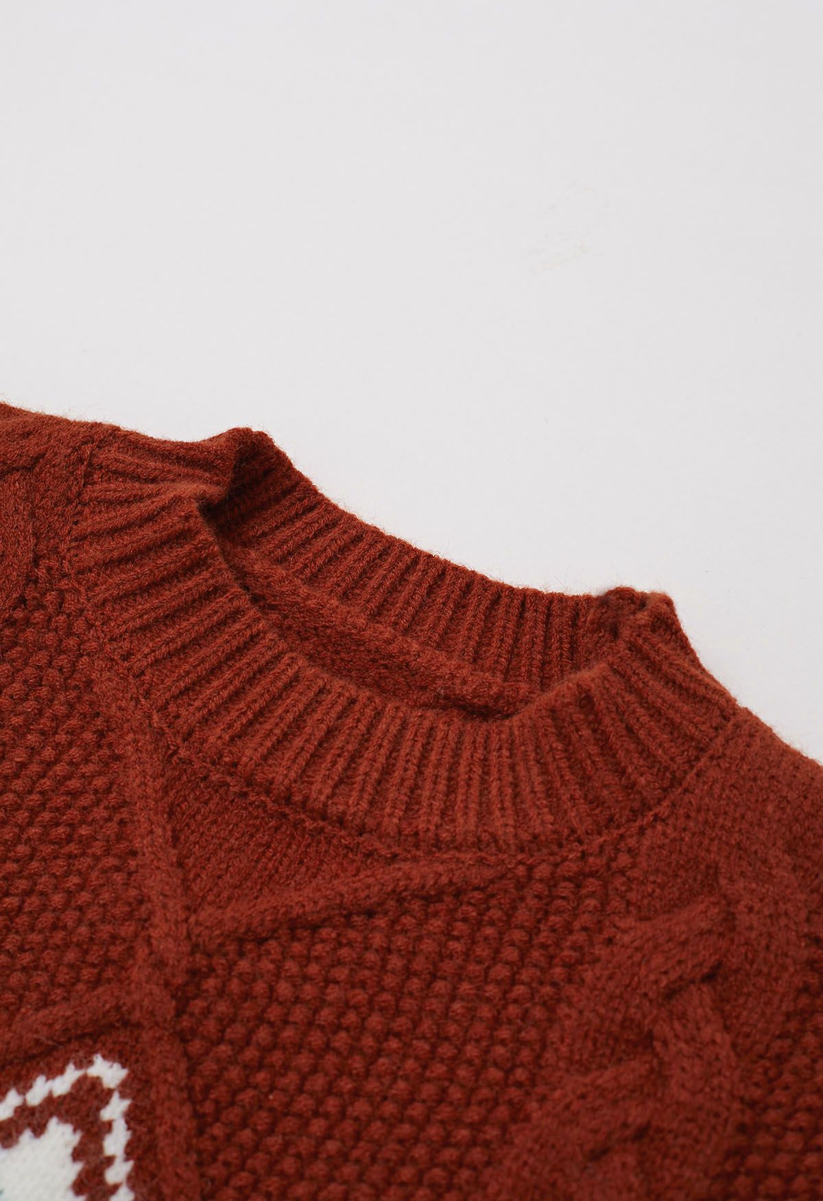 Festlicher Strickpullover mit geometrischem Zopfmuster in Rot