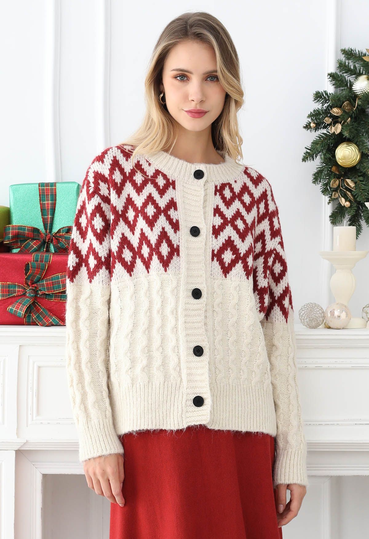 Festlicher geometrischer Cardigan mit Knopfleiste in Creme