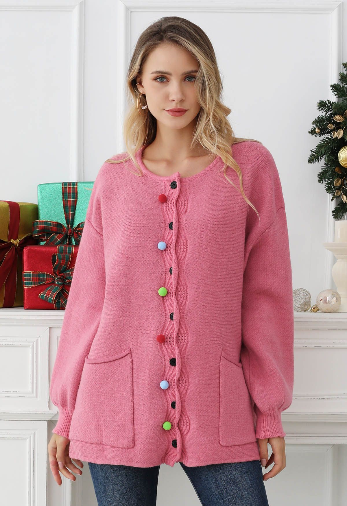 Farbenfrohe, gewellte Strickjacke mit aufgesetzten Taschen und Pom-Pom-Knöpfen in Pink