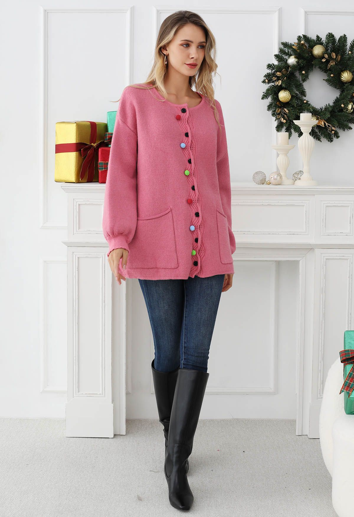 Farbenfrohe, gewellte Strickjacke mit aufgesetzten Taschen und Pom-Pom-Knöpfen in Pink