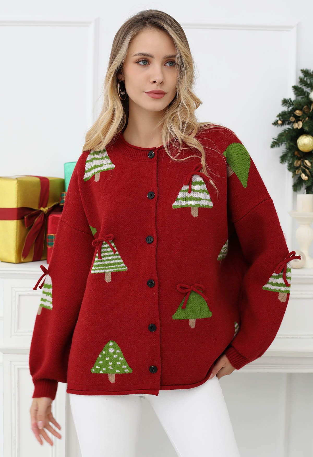 Süße Strickjacke mit 3D-Schleife und Weihnachtsbaum-Knöpfen in Rot