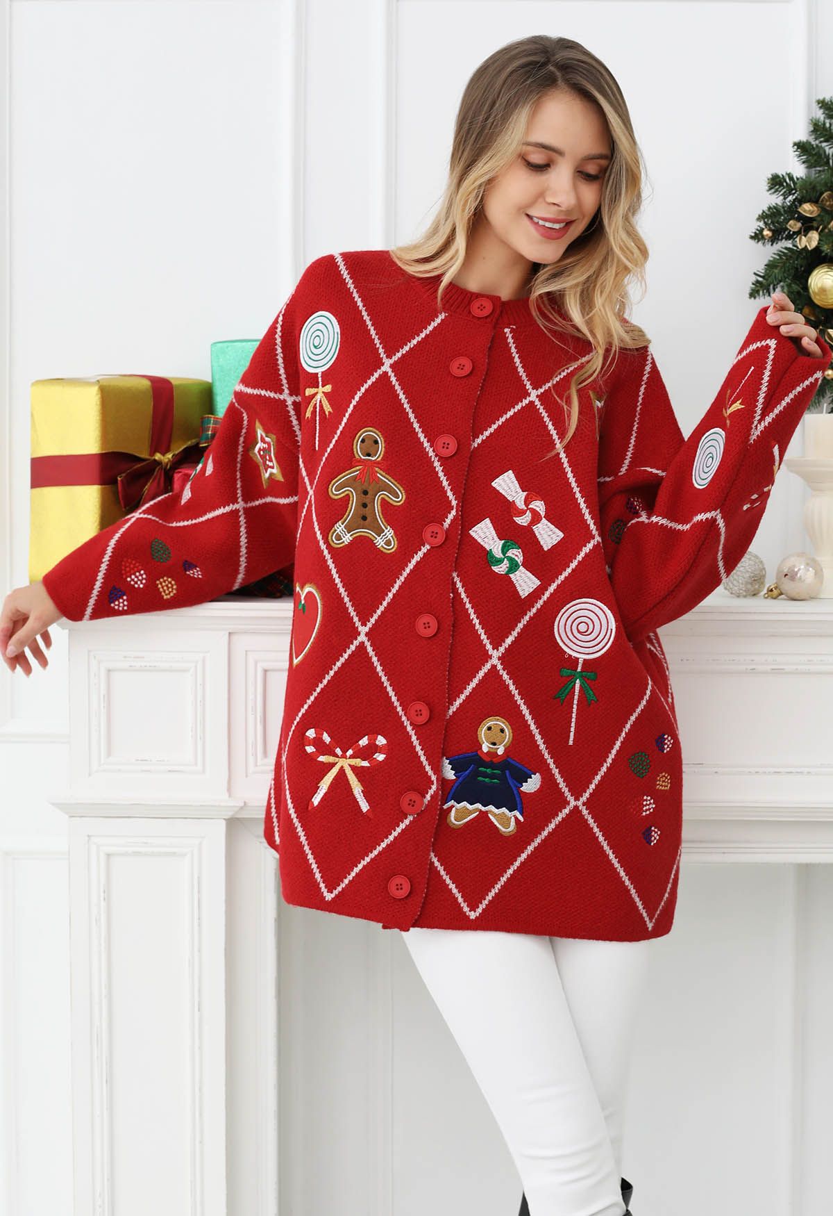 Cheer – Weihnachts-Strickjacke mit Lebkuchenknöpfen in Rot