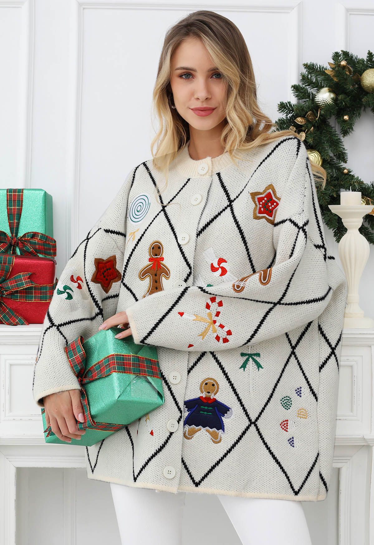 Cheer – Weihnachts-Strickjacke mit Lebkuchenknöpfen in Weiß